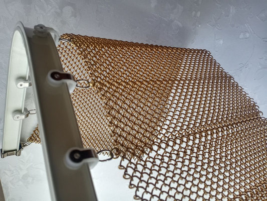 Warna Emas Aluminium Spray Coated Metal Mesh Drapery Untuk Dekorasi Interior Fleksibel